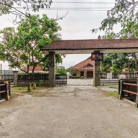 Отель Reddoorz Syariah Near Gor Ken Arok Маланг Экстерьер фото